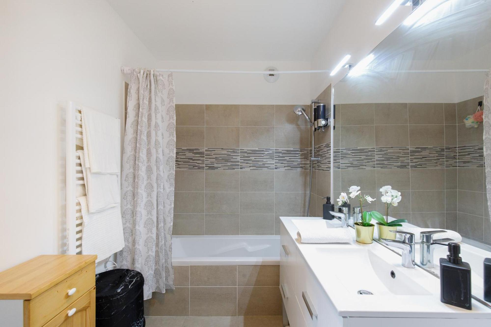 ואלאוריס Lovely 2 Bedroom Condo With Pool מראה חיצוני תמונה